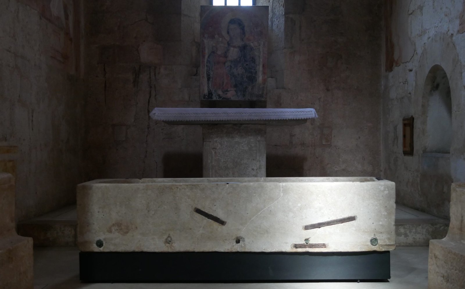 Featured image for “El sarcófago de Tomás de Aquino, restaurado y expuesto en la abadía de Fossanova”